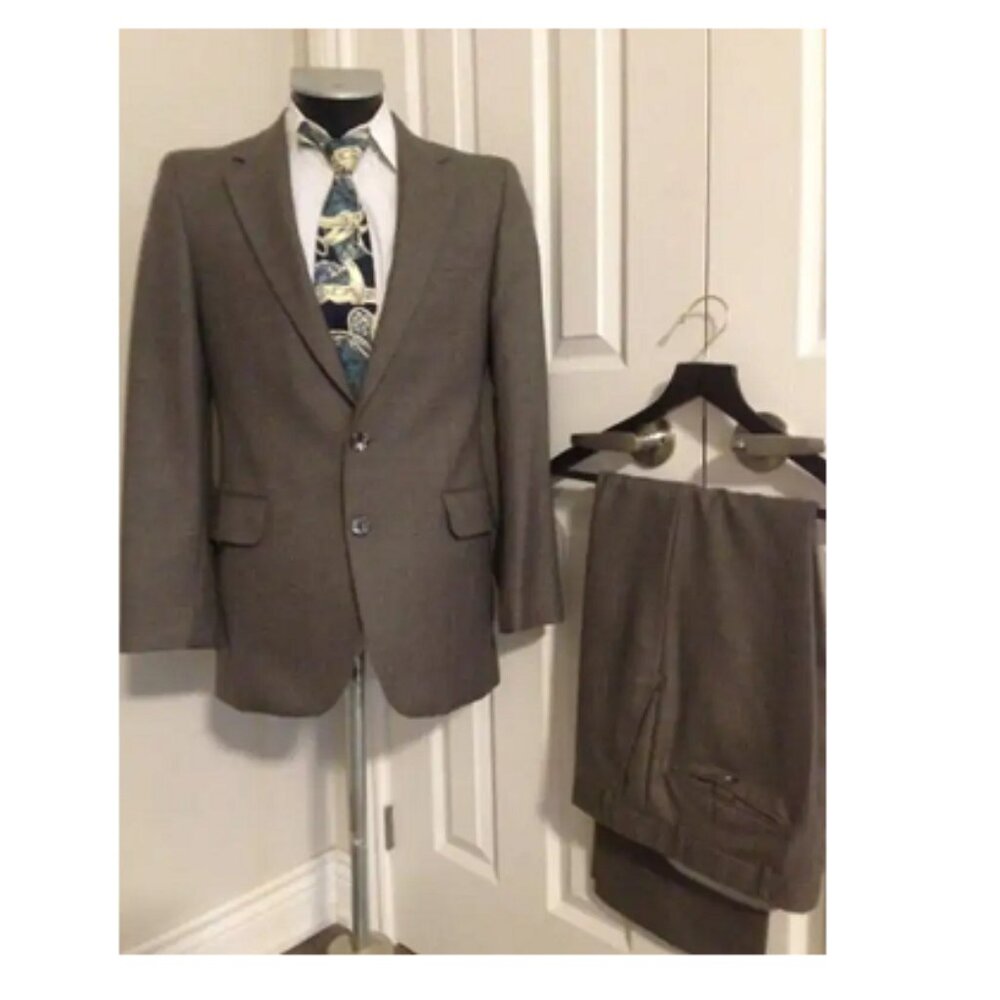 Man 3 pieces Luxury tailoring wool Suit Set. Size 36R